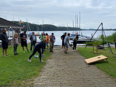 Sommerfest des Bootsvereins mit Mitgliedern am See