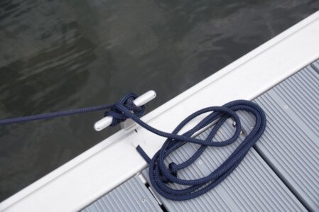 Blick über Steg und Liegeplätze am Segeberger See