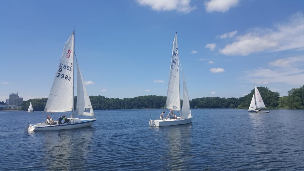 Gemeinschaftsaktion mit Booten