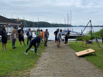 Sommerfest des Bootsvereins mit Mitgliedern am See