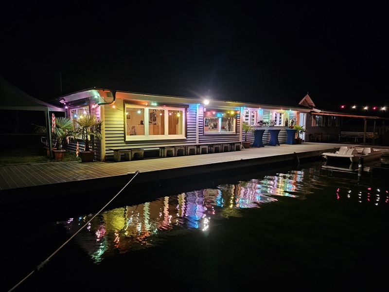 Entspannte Stimmung am Seeufer