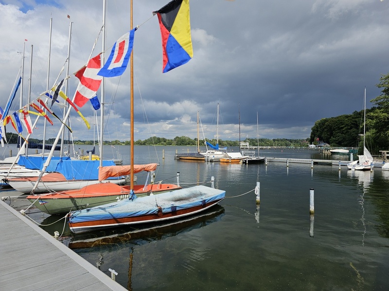 Familie am Steg mit Booten