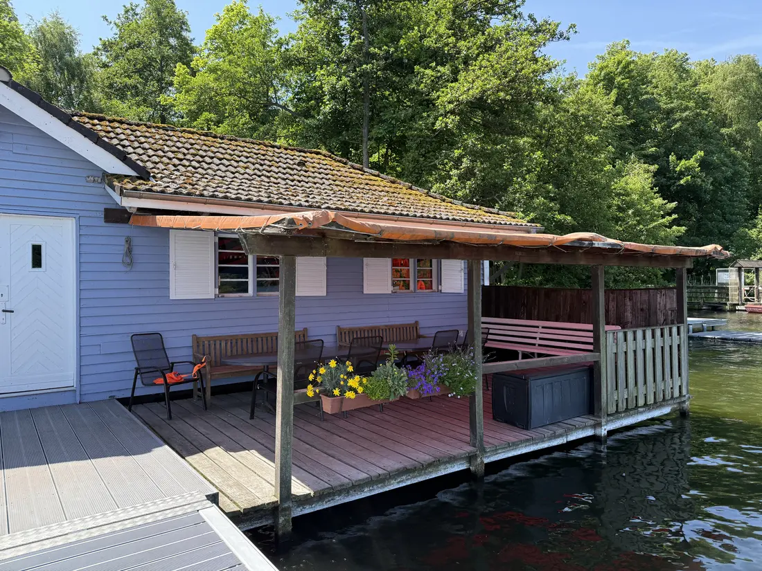 SUP und Kajaks am Ufer